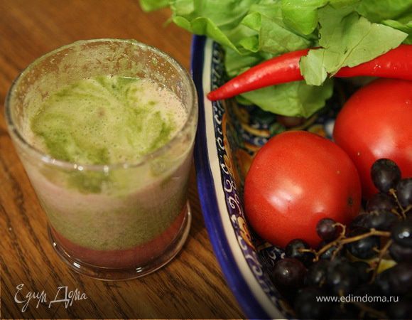 Виноградно-грушевый сок с сельдереем и листьями салата