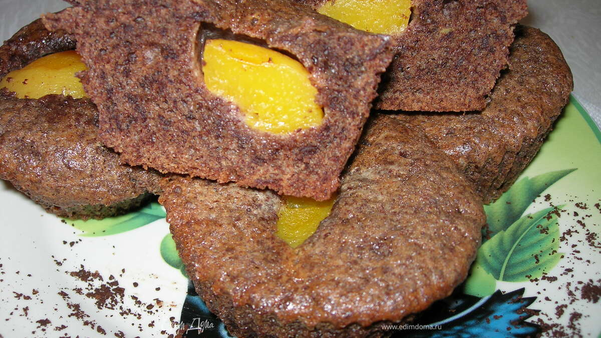 Шоколадные кексы с персиками