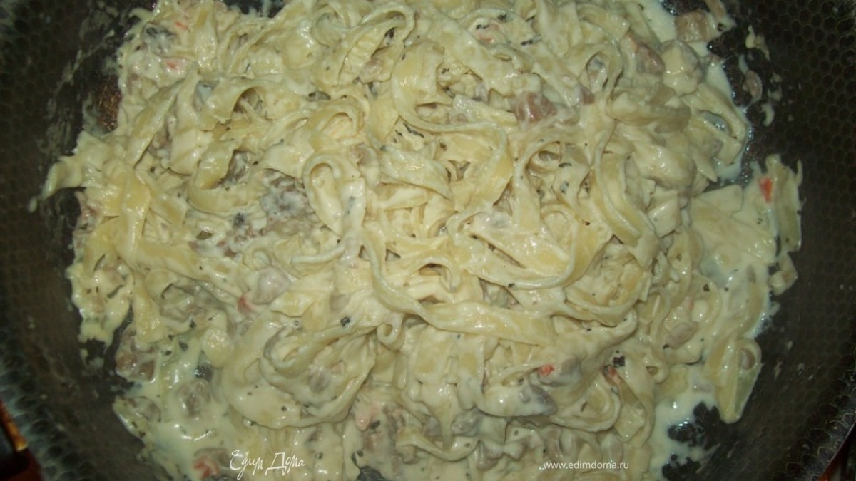 Фетучини с шампиньонами в сливочно-сырном соусе!)))