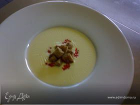 Сырный суп с крутонами и красной икрой