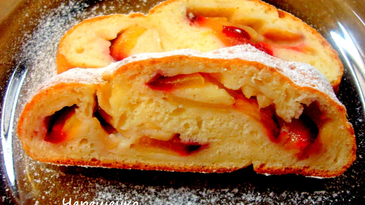 Творожный рулет с яблоками и сливой