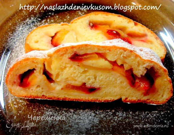 Творожный рулет с яблоками и сливой Творожный рулет с яблоками и сливой