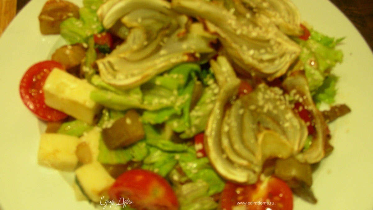 Салат из жареных овощей с сыром и кунжутом