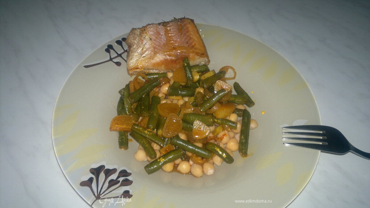 Запеченная золотая форель и нут со стручковой фасолью и паприкой.