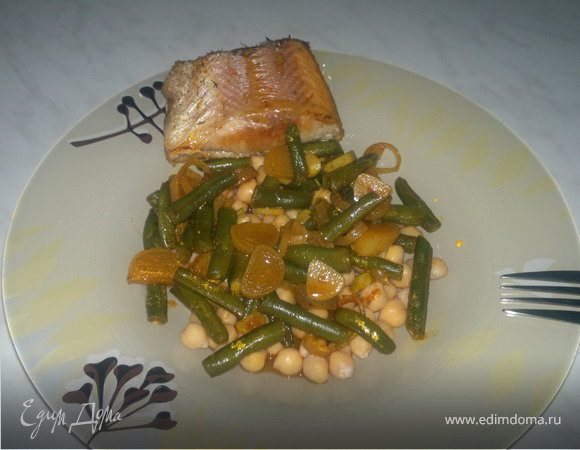 Запеченная золотая форель и нут со стручковой фасолью и паприкой. Запеченная золотая форель и нут со стручковой фасолью и паприкой.