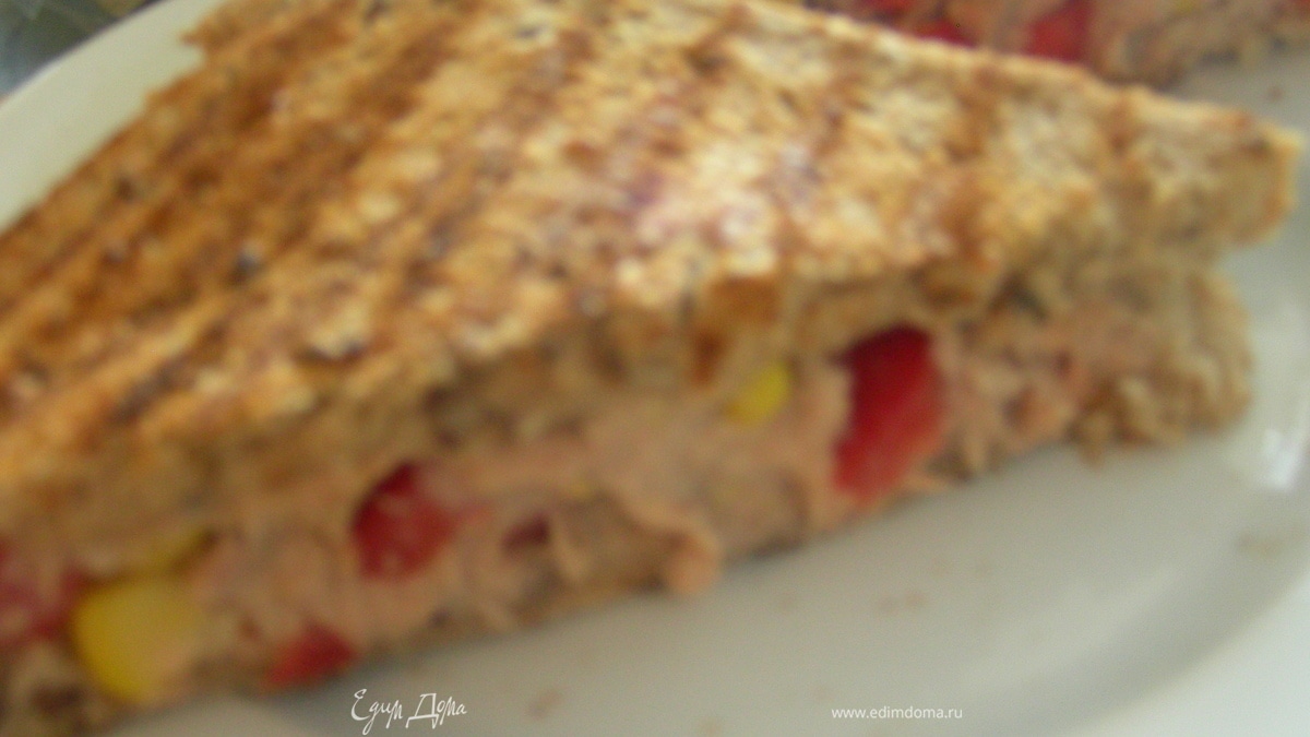 Сэндвич-гриль с тунцом, кукурузой и сладким перцем