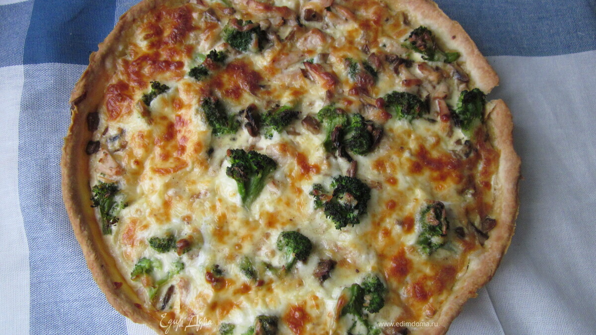 Лоранский пирог с курицей, грибами и брокколи