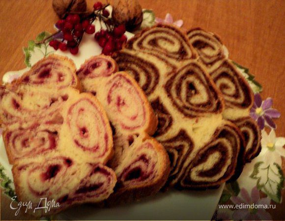 Пирог йогуртовый с ореховой и ягодной начинками.