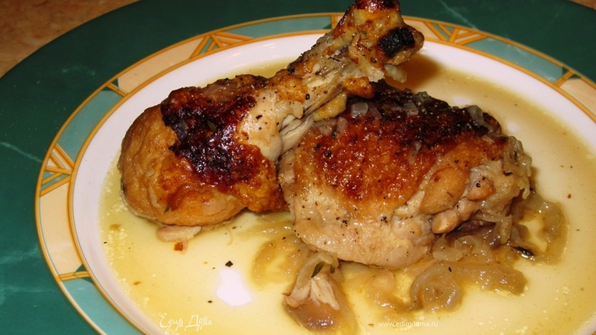 Курица, тушенная с большим количеством лука (повтор)