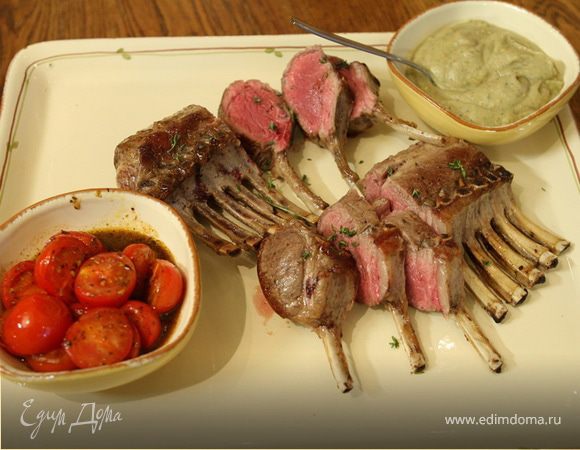 Бараньи ребрышки с баклажанным пюре и помидорами Бараньи ребрышки с баклажанным пюре и помидорами