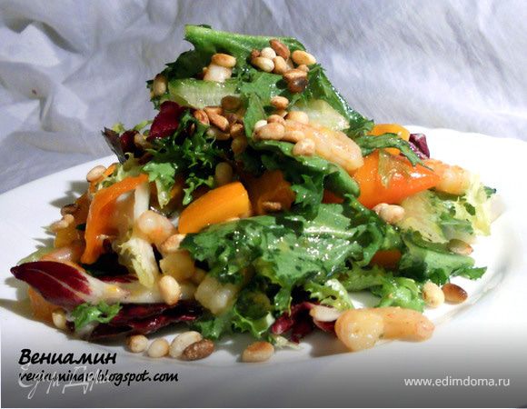 Салат с креветками, хурмой и кедровыми орехами