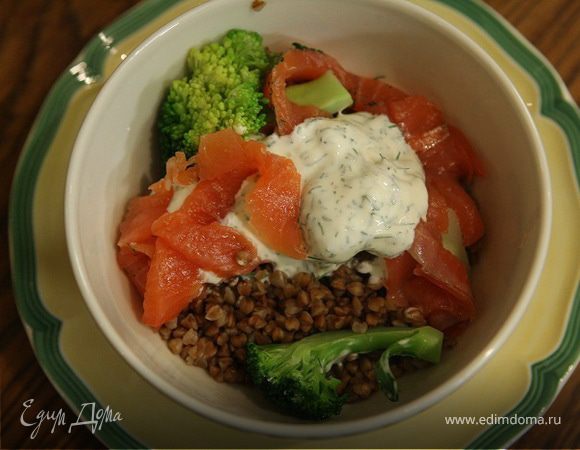 Салат из гречки с брокколи и семгой Салат из гречки с брокколи и семгой