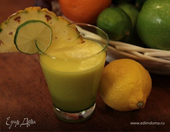 Сок из ананаса, груши и лайма Сок из ананаса, груши и лайма