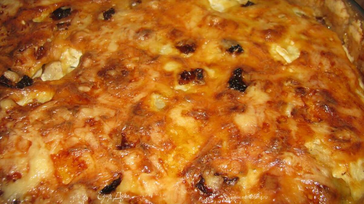 Сырный киш с цветной капустой, цукини и оливками