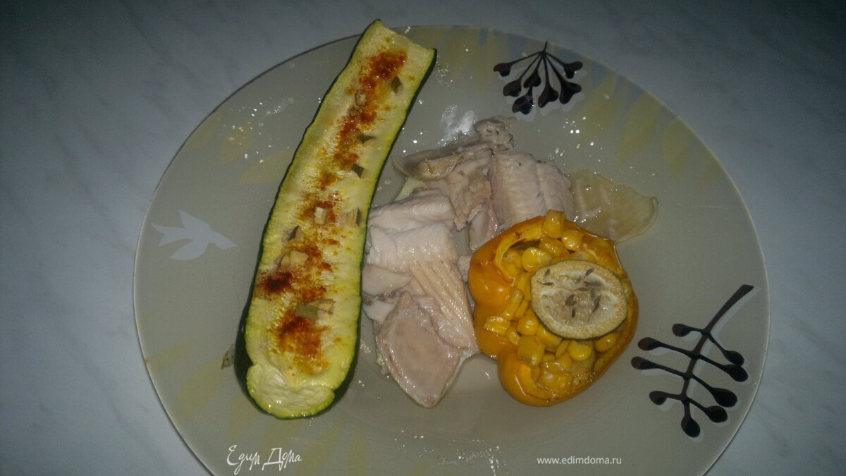 Лодочки из болгарского перца, фаршированные кукурузой и фейхоа + запеченный цукини и отварная рыба в чесночном бульоне