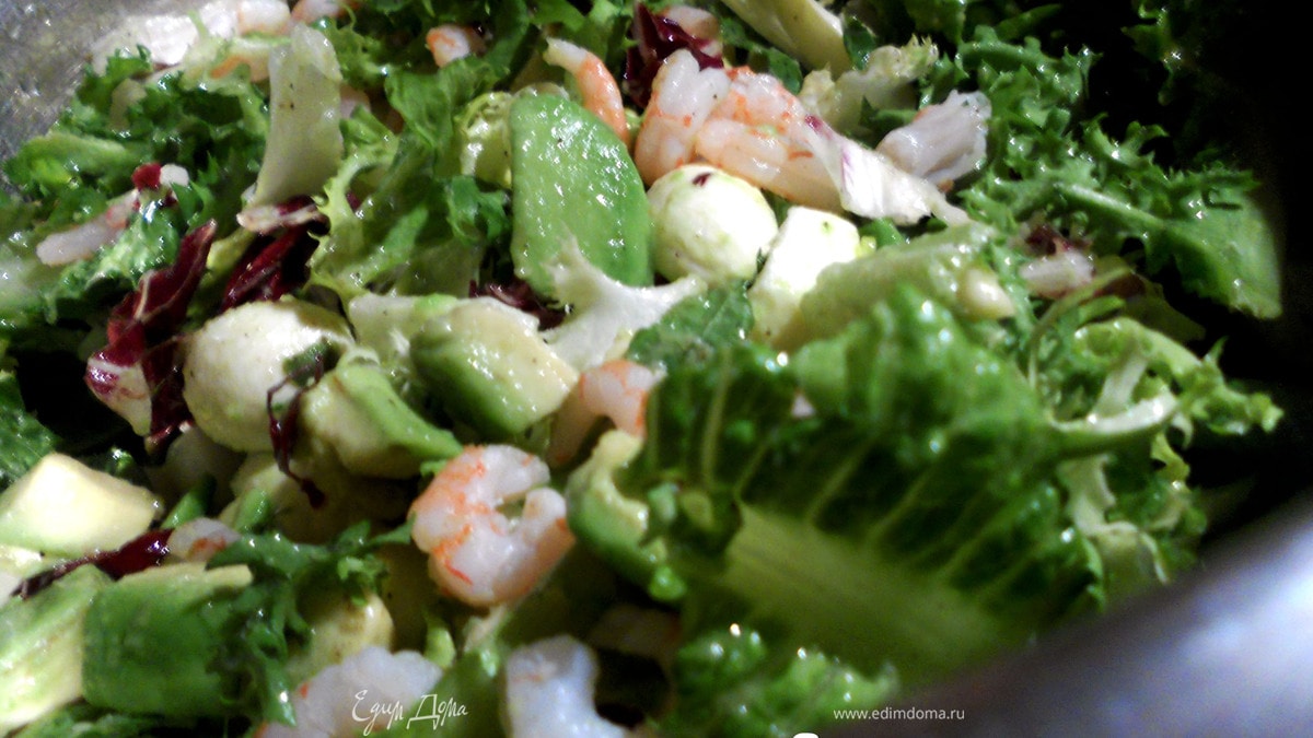 Салат с креветками, авокадо и моцареллой