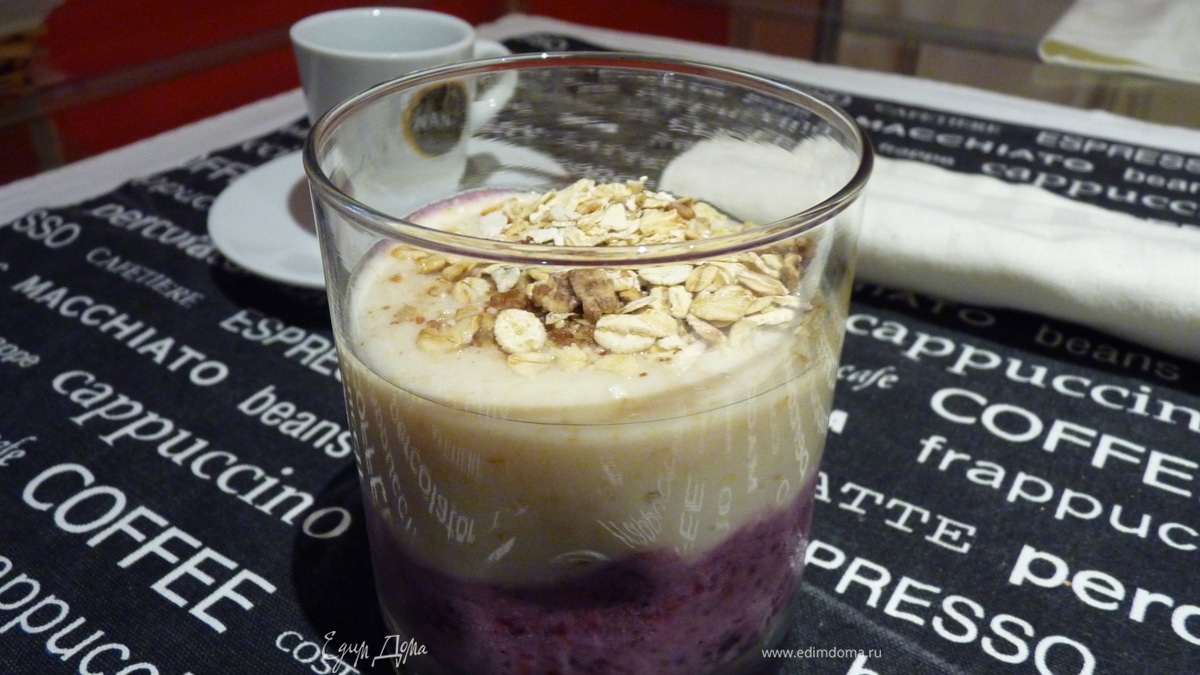 Утренний йогурт из груши и ежевики