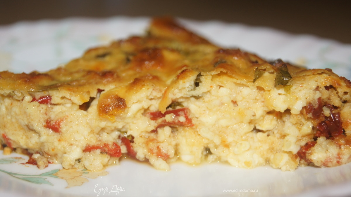 Творожный пирог с базиликом, сушеными перцами и томатами