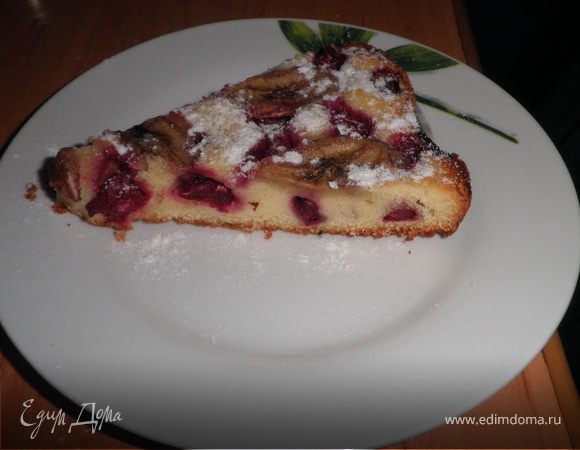 Бисквитный пирог с вишнями и бананами