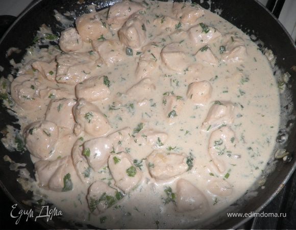 Курица в сметанном соусе с чесноком на сковороде - рецепт с фото