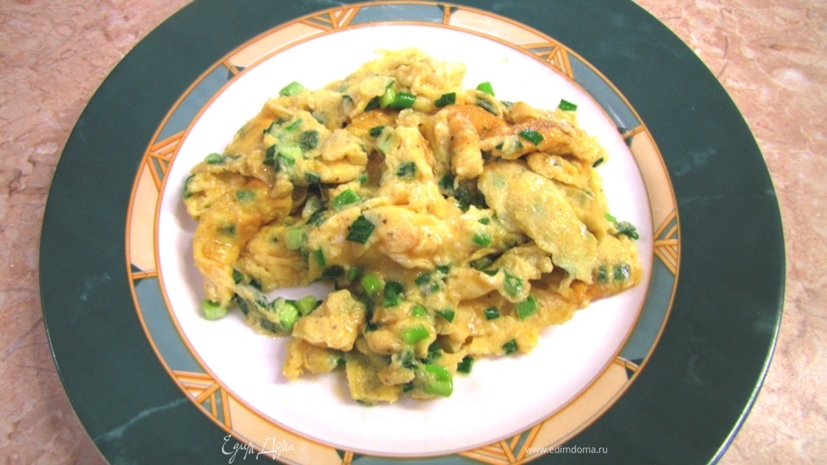 Яичница с зеленым луком на завтрак в субботу