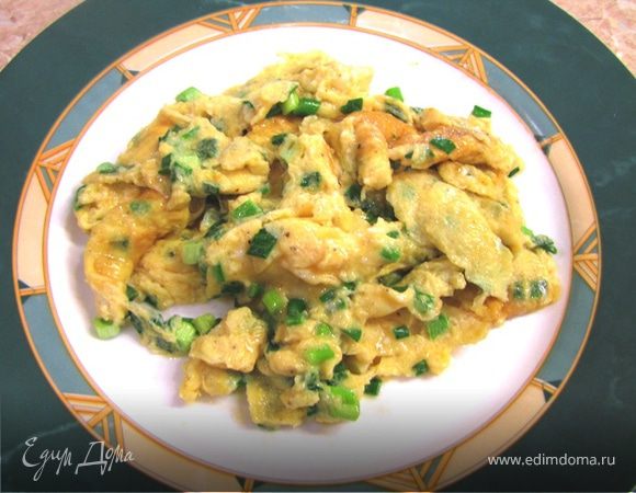 Яичница с зеленым луком на завтрак в субботу