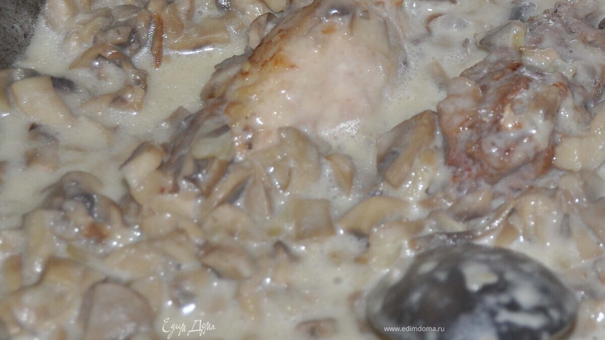 Мясные рулетики в грибном соусе