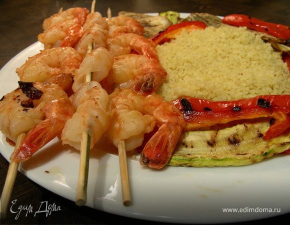 Креветки-гриль в маринаде тандоори с овощами-гриль и карри-кускусом