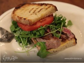 Сэндвич со стейком, руколой и помидорами