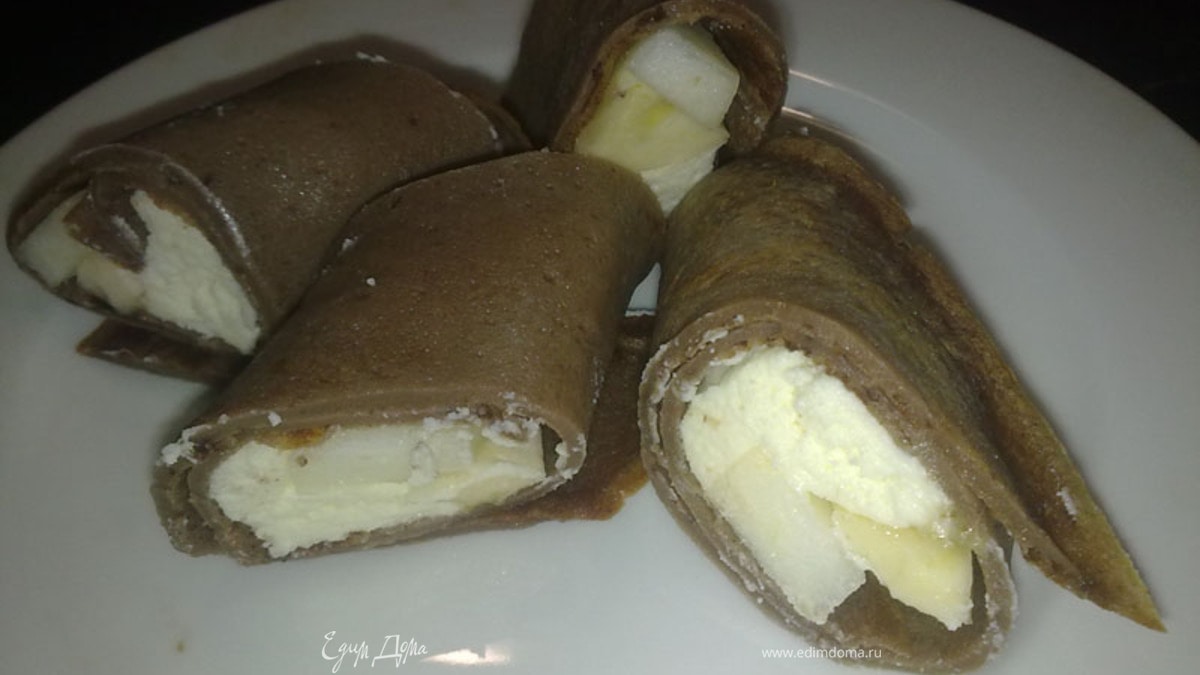 Шоколадные блины с фруктами