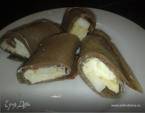 Шоколадные блины с фруктами 