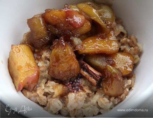 Каша с пряными яблоками 