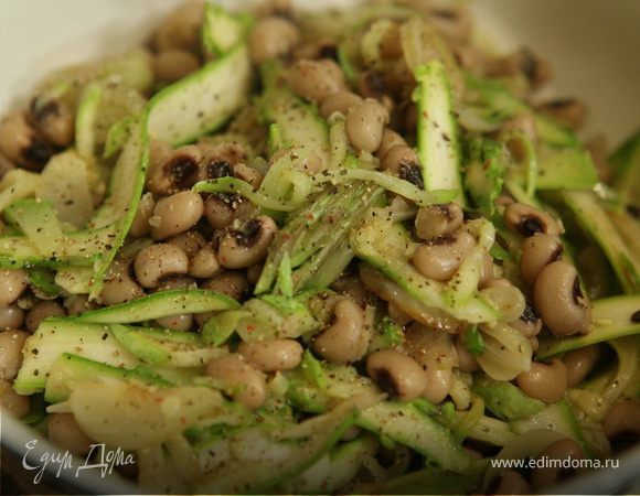 Закуска из фасоли с цукини и спаржей