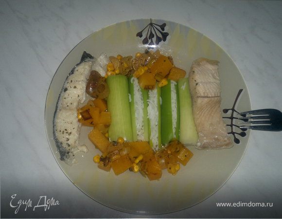 Трубочки из лука порей с рисом, остро-сладкий овощной чатни и два вида отварной рыбы Трубочки из лука порей с рисом, остро-сладкий овощной чатни и два вида отварной рыбы