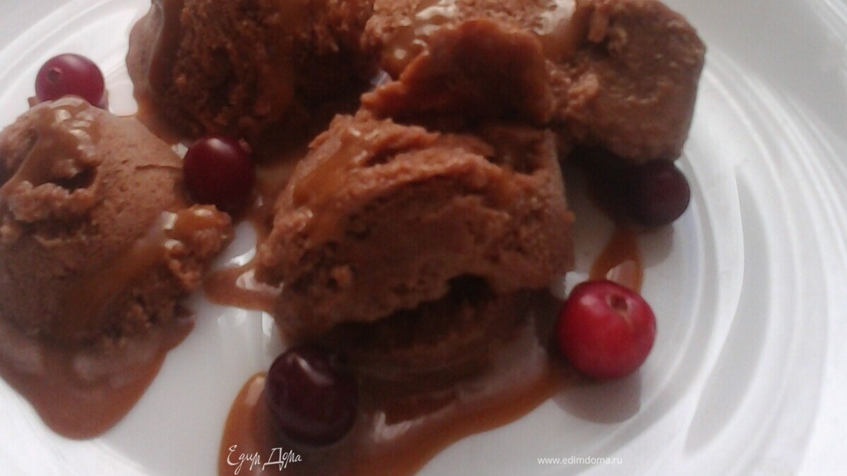 Шоколадное мороженое с карамельным соусом.