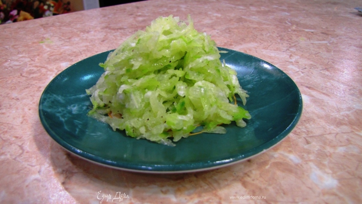 Салат из тертой редьки с горчичным маслом