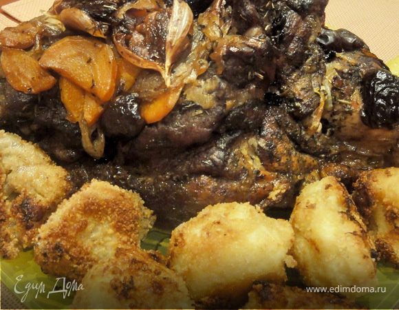 Свиная шейка, запеченная с финиками и цветной капустой в сухарях. Свиная шейка, запеченная с финиками и цветной капустой в сухарях.