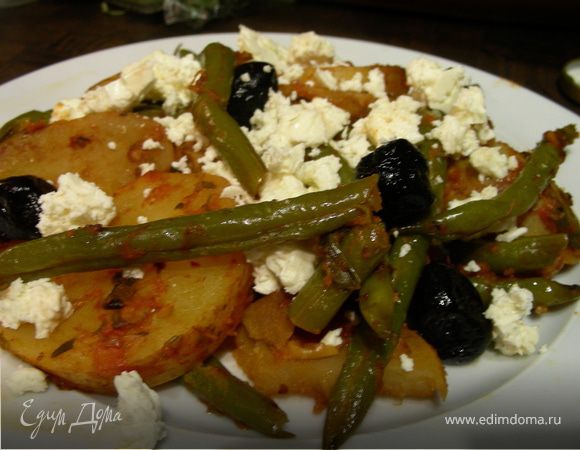 Зеленая фасоль и картофель в томатном соусе по-гречески