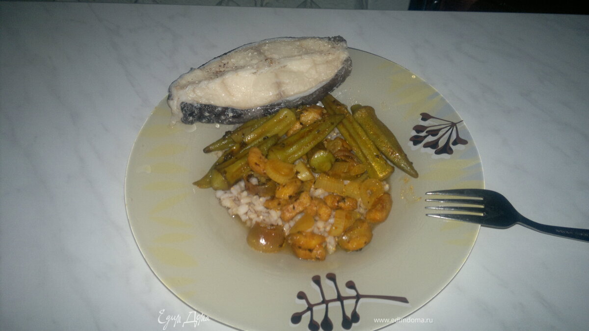 Перловка с бамией и бананом + отварной стейк из зубатки в пряном чайном бульоне.