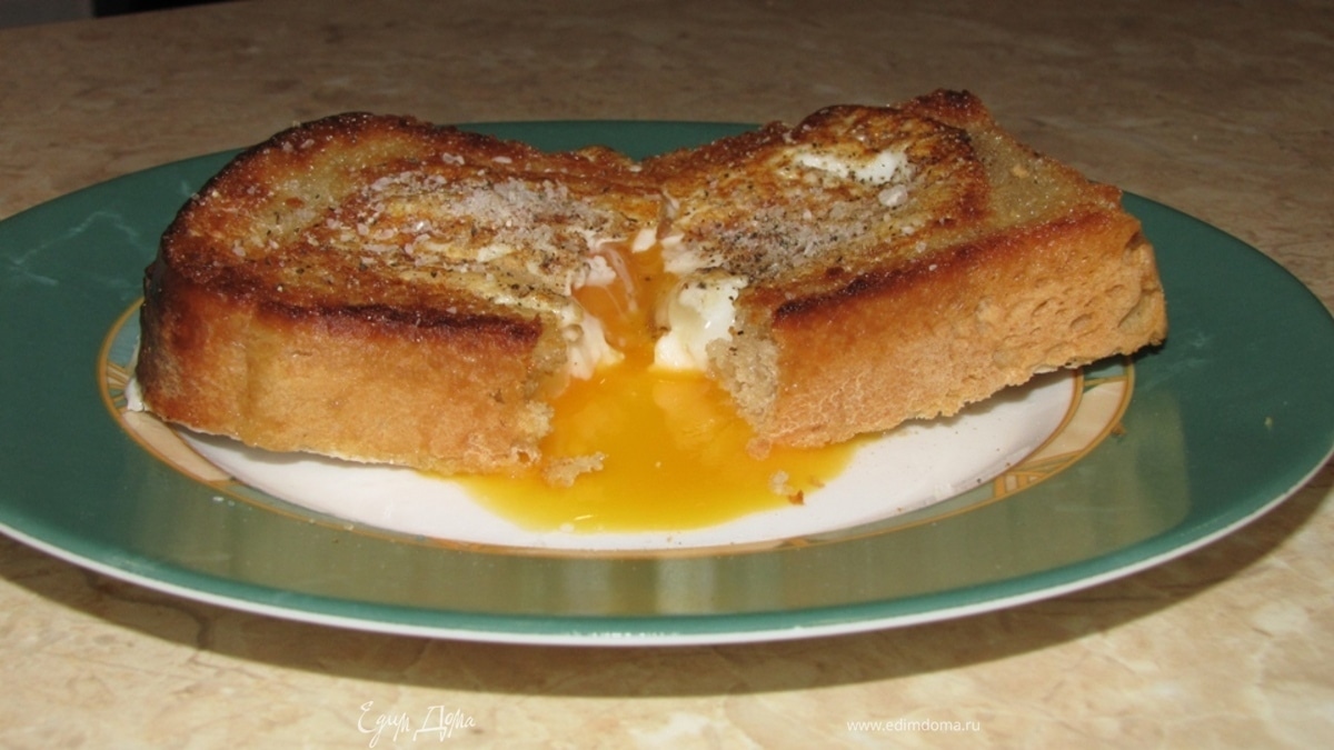 Глазунья в хлебе - быстрый субботний завтрак (повтор)