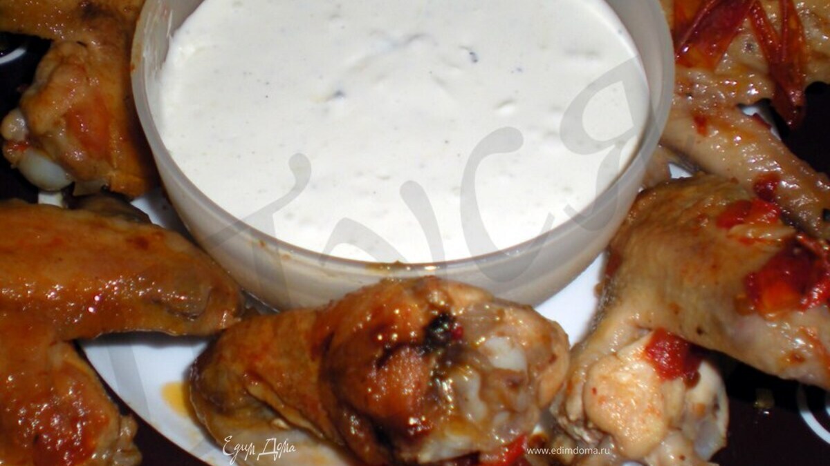 КРЫЛЬЯ БАФФАЛО с сырным соусом