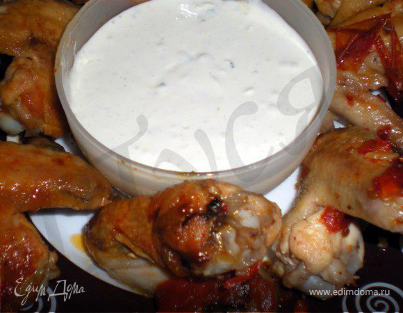 КРЫЛЬЯ БАФФАЛО с сырным соусом КРЫЛЬЯ БАФФАЛО с сырным соусом