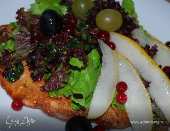 Воскресный ужин. Салат с грушей и жареной семгой