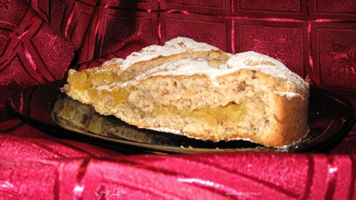 Пирог с конфитюром и орехами