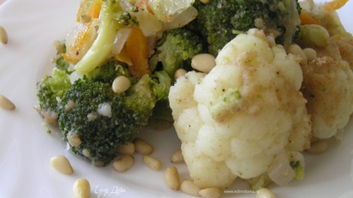 Брокколи с овощами и кедровыми орешками