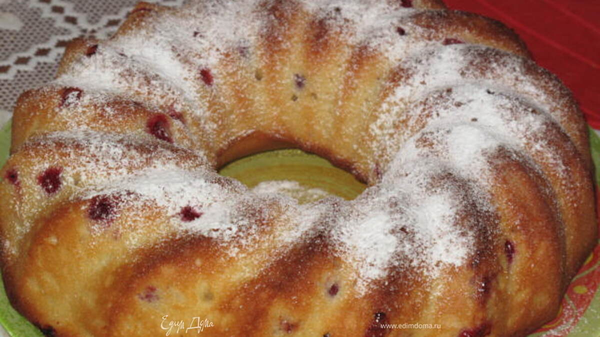 Очень нежный кекс на кефире с клюквой.