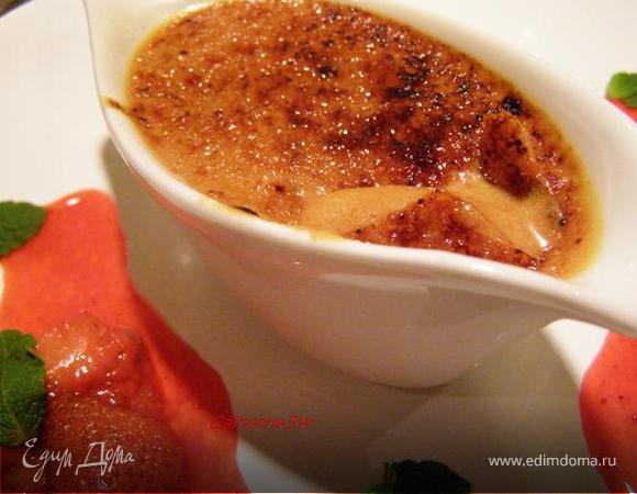 Крем-брюле с малиново-клубничным соусом