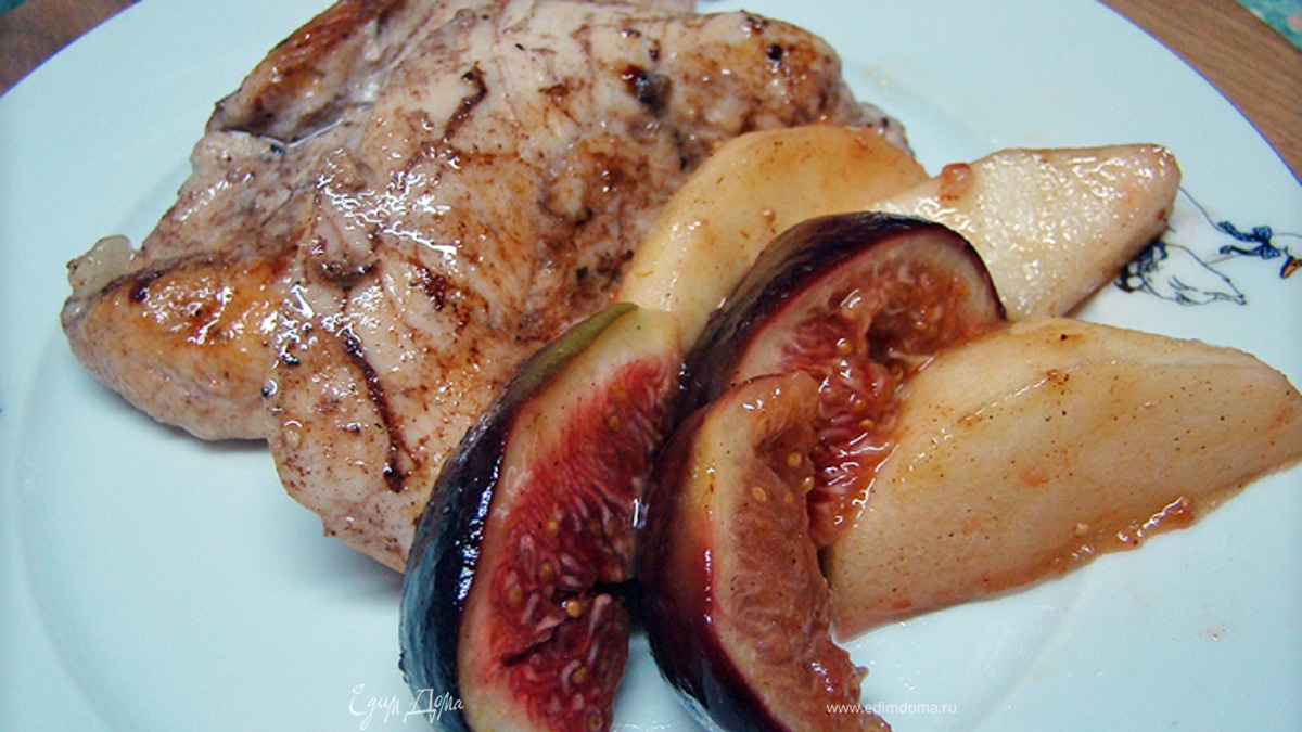 Курица с гарниром из инжира и яблок