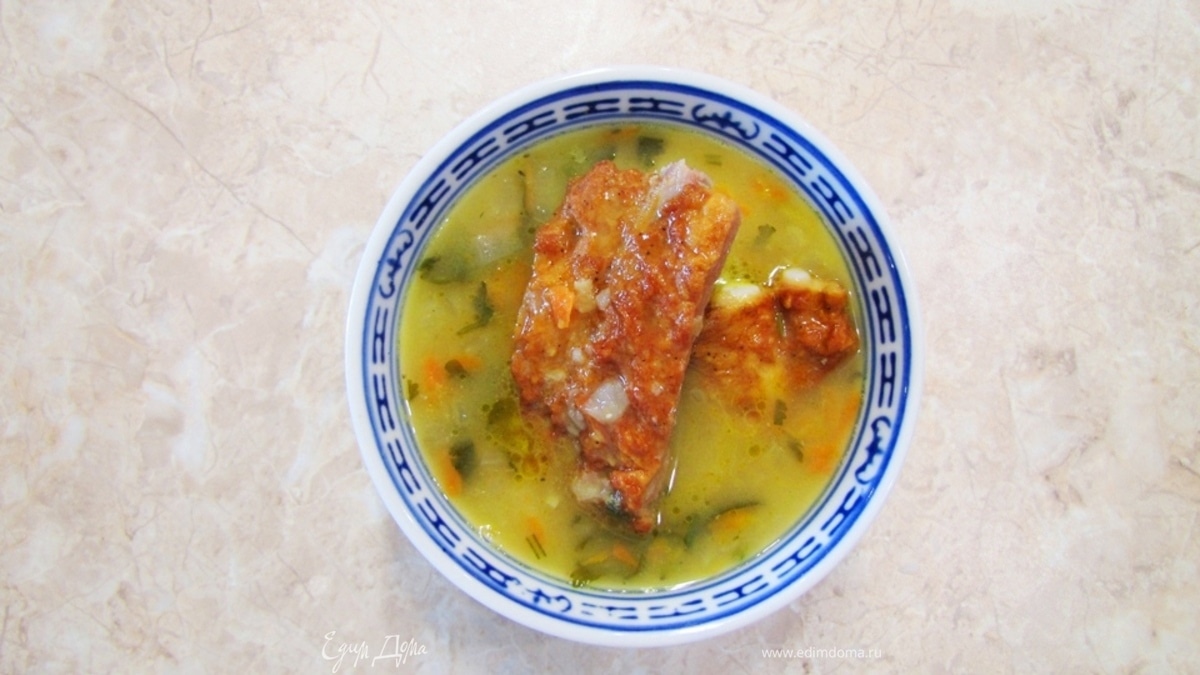 Гороховый суп с копчеными ребрышками