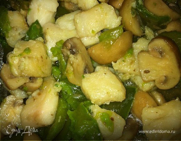 Жареная рыба с грибами и перцем.